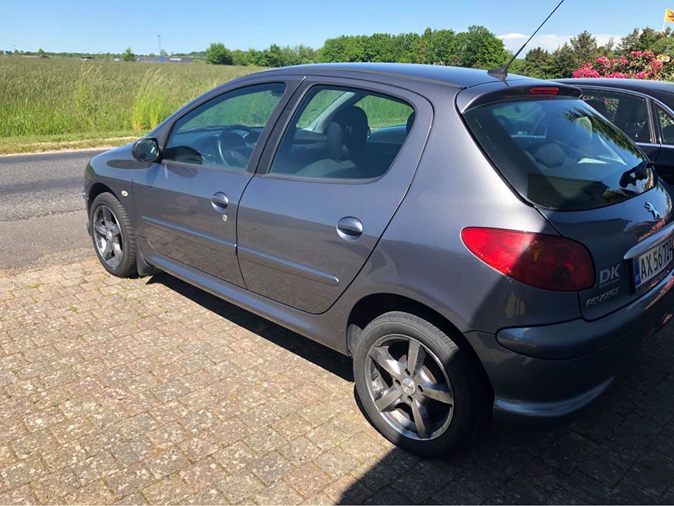Grå Peugeot 206 fra 2009