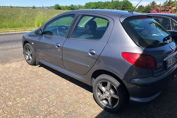 Grå Peugeot 206 fra 2009