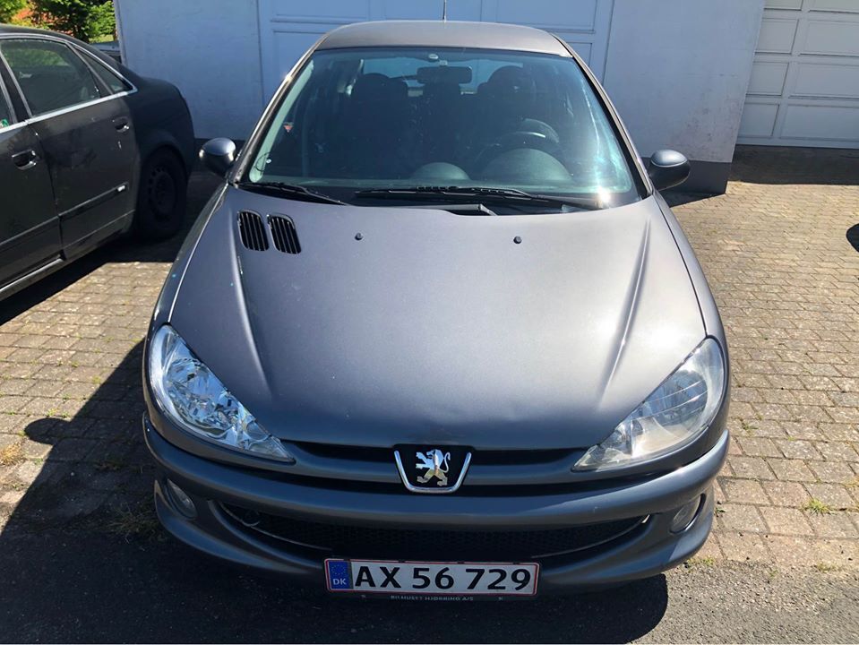 Grå Peugeot 206 fra 2009