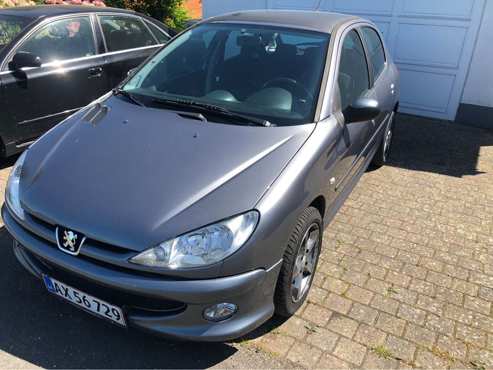 Grå Peugeot 206 fra 2009