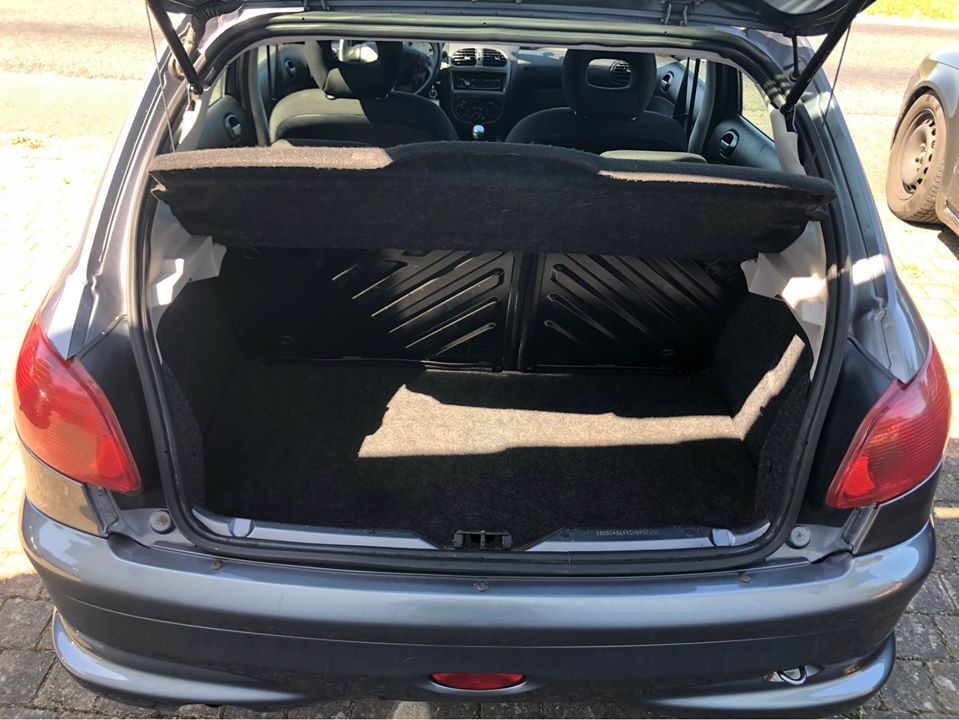 Grå Peugeot 206 fra 2009