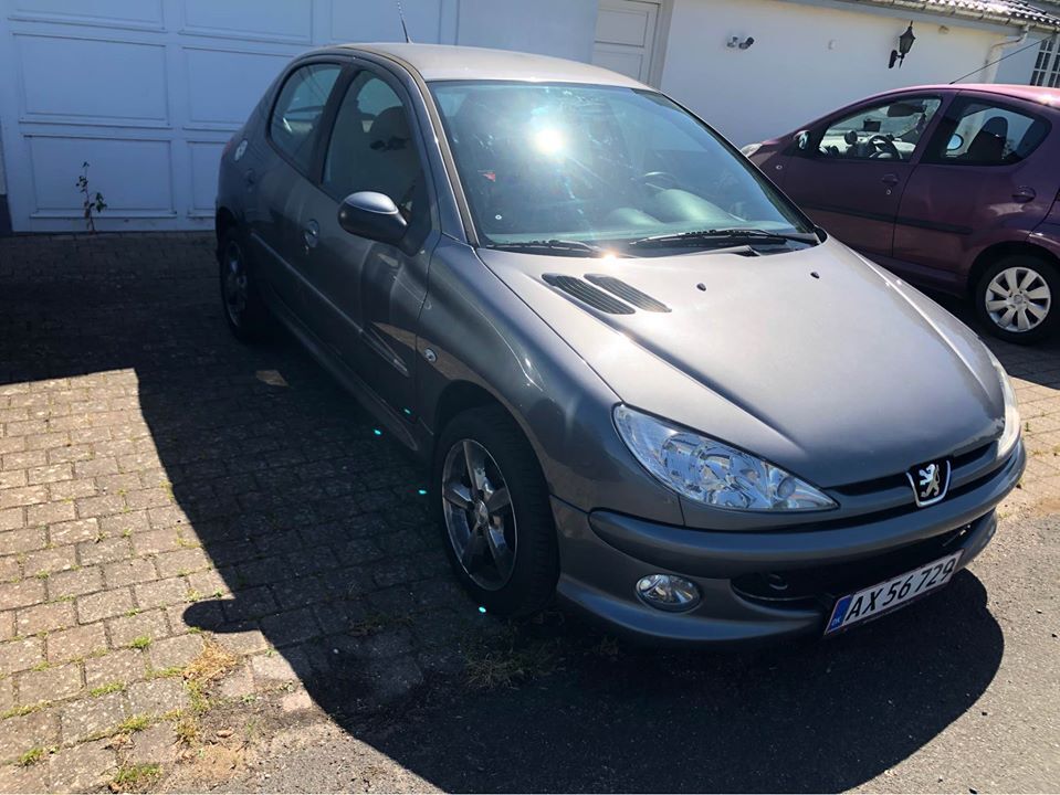 Grå Peugeot 206 fra 2009