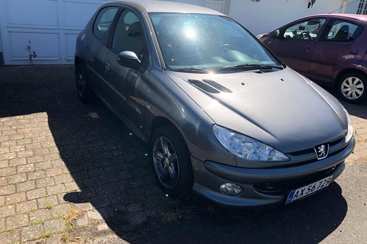 Grå Peugeot 206 fra 2009