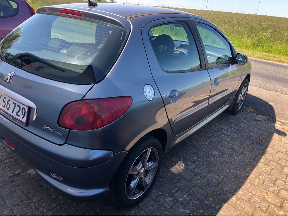 Grå Peugeot 206 fra 2009