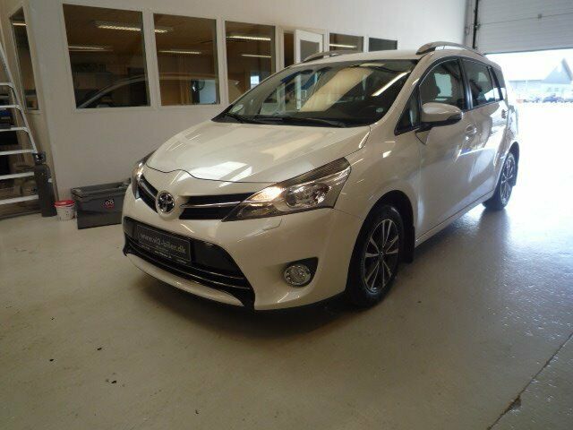 Grå Toyota Verso fra 2014