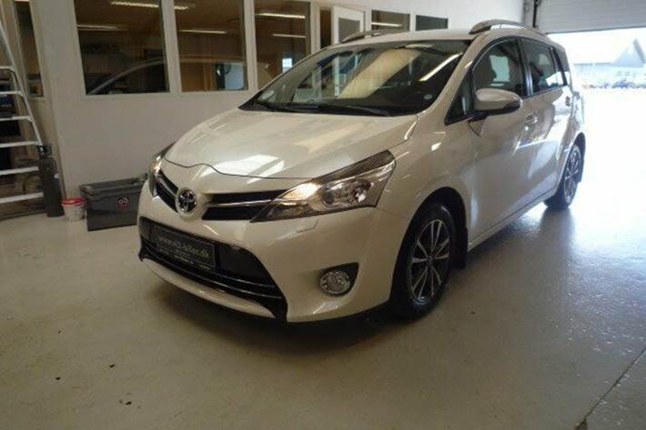 Grå Toyota Verso fra 2014