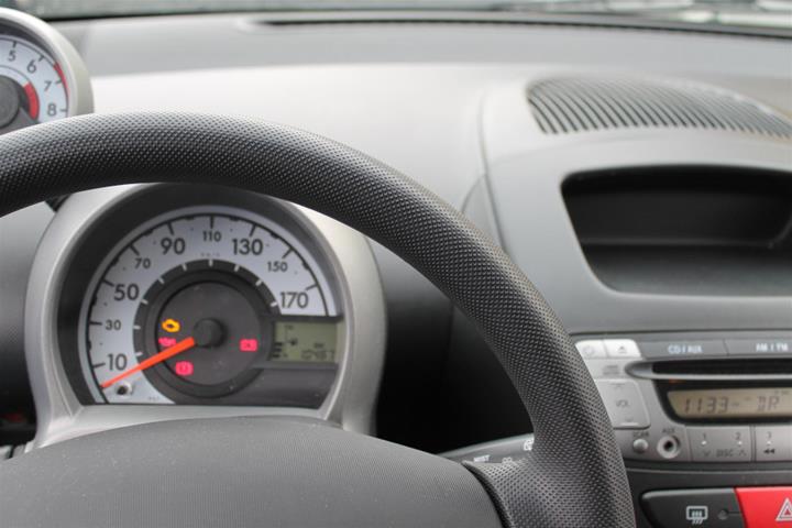 Blå Peugeot 107 fra 2012