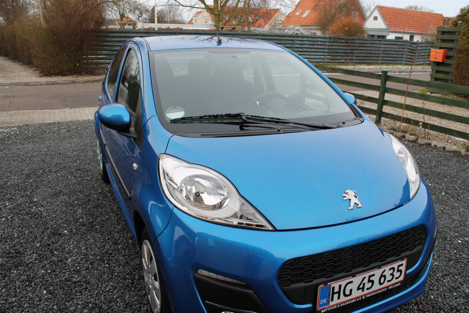 Blå Peugeot 107 fra 2012