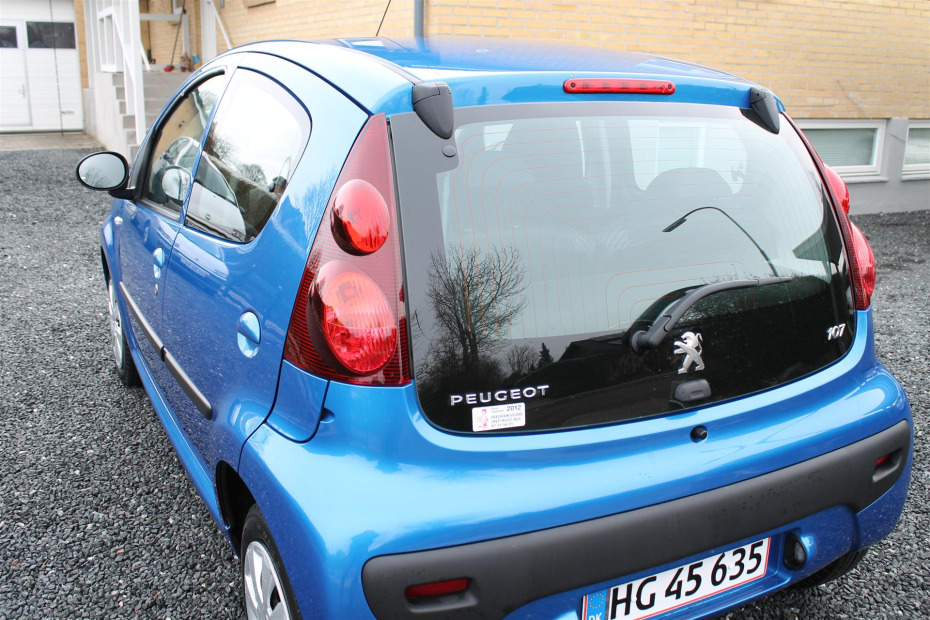 Blå Peugeot 107 fra 2012