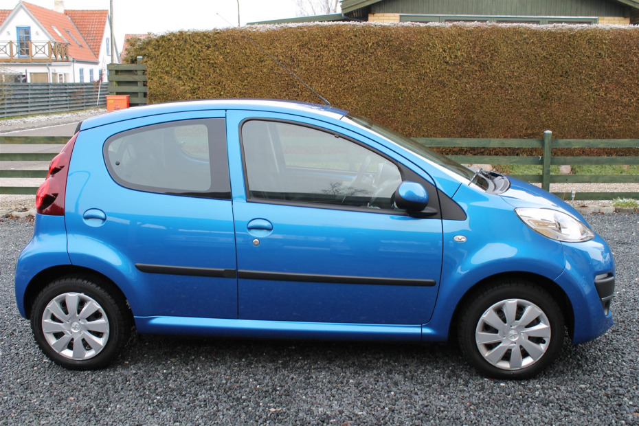 Blå Peugeot 107 fra 2012