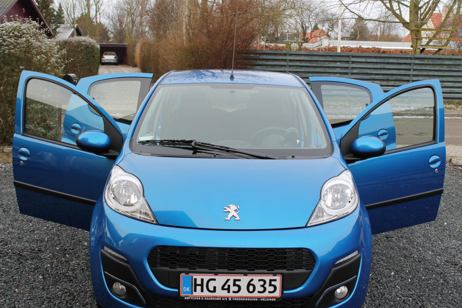 Blå Peugeot 107 fra 2012