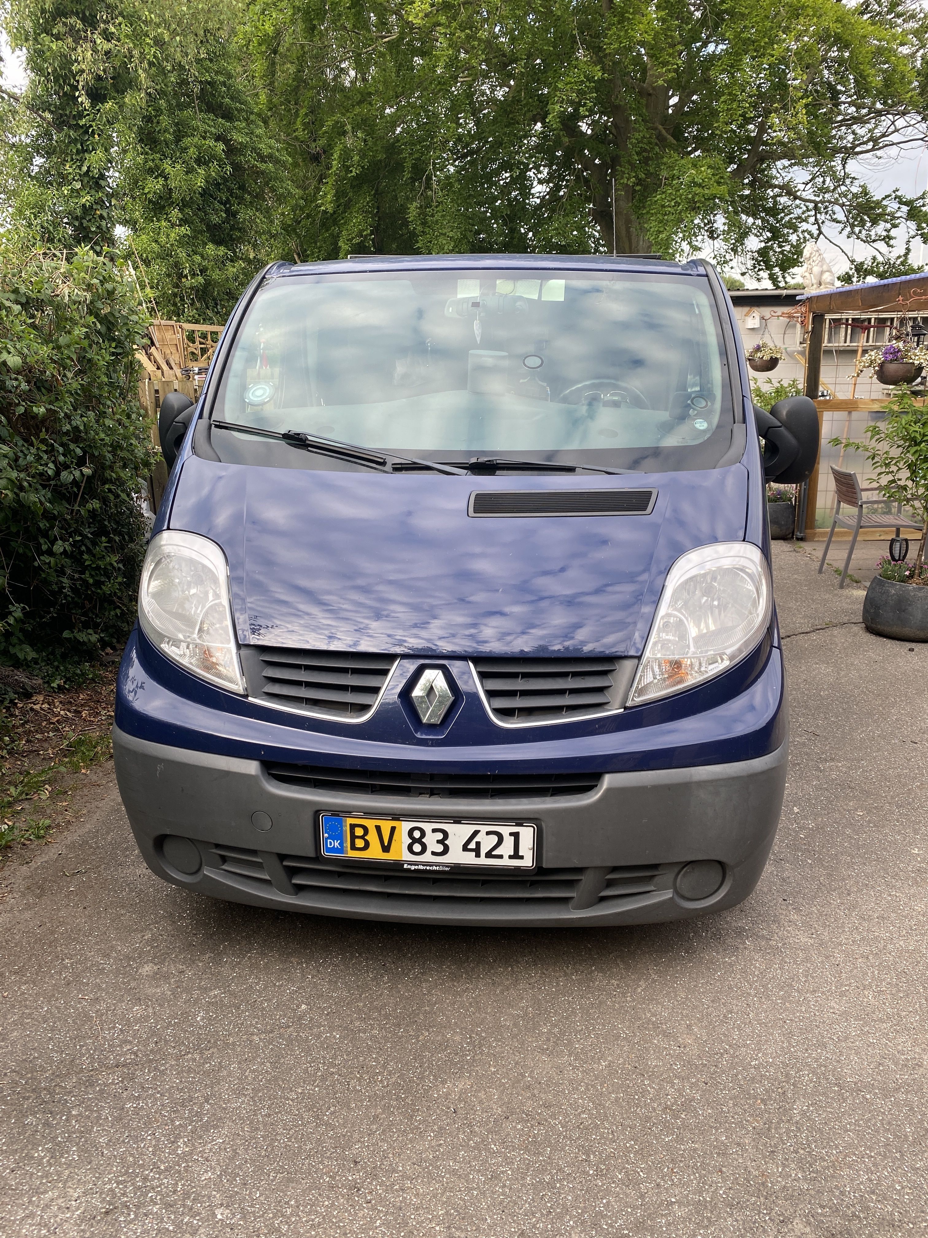 Blå Renault Trafic fra 2012