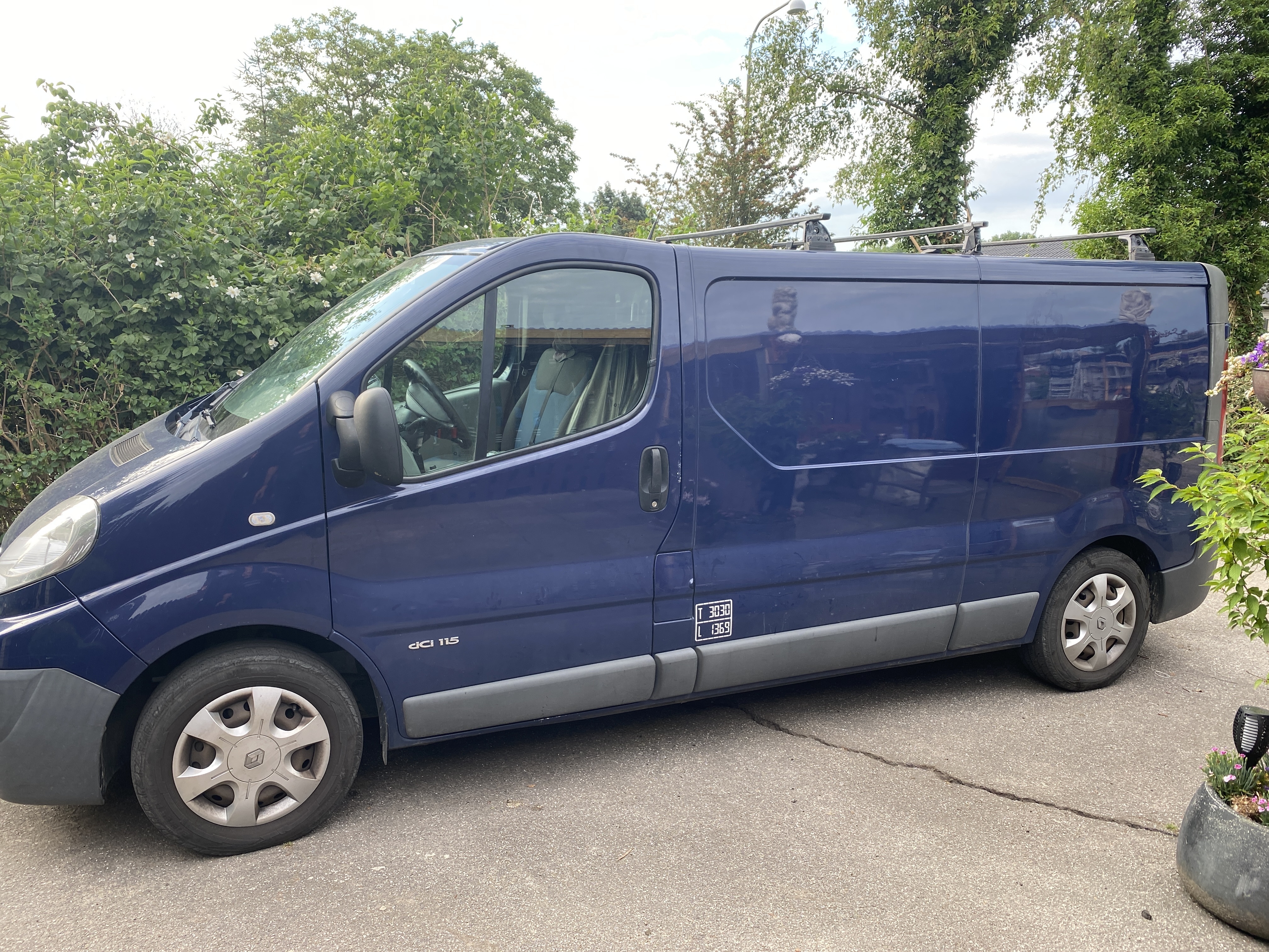 Blå Renault Trafic fra 2012