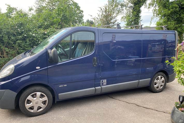 Blå Renault Trafic fra 2012
