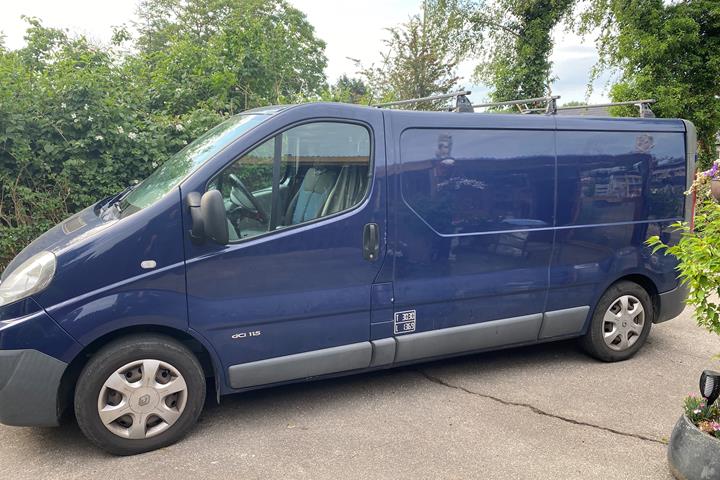 Blå Renault Trafic fra 2012