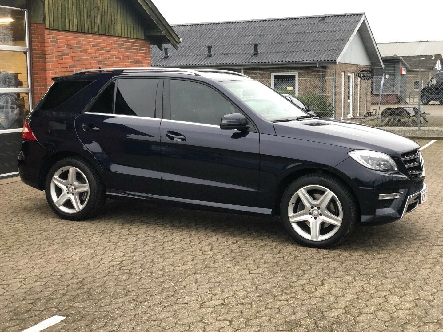Hvid Mercedes ML350 fra 2012