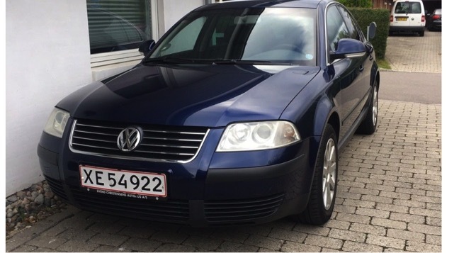 Blå VW Passat fra 2005