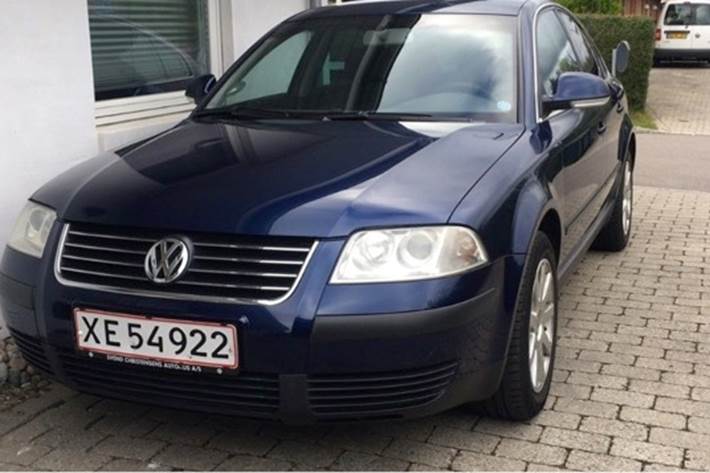 Blå VW Passat fra 2005