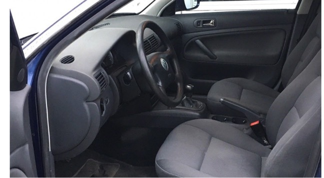 Blå VW Passat fra 2005