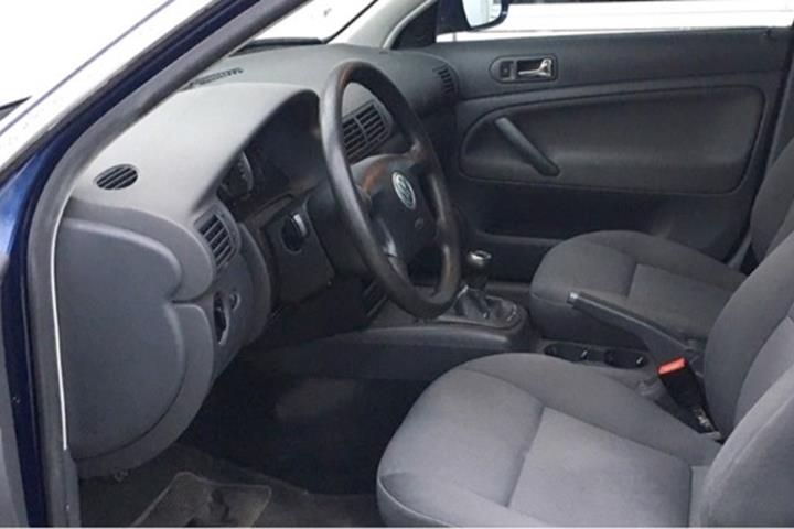 Blå VW Passat fra 2005
