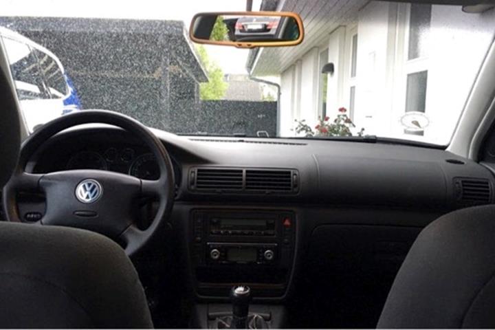 Blå VW Passat fra 2005