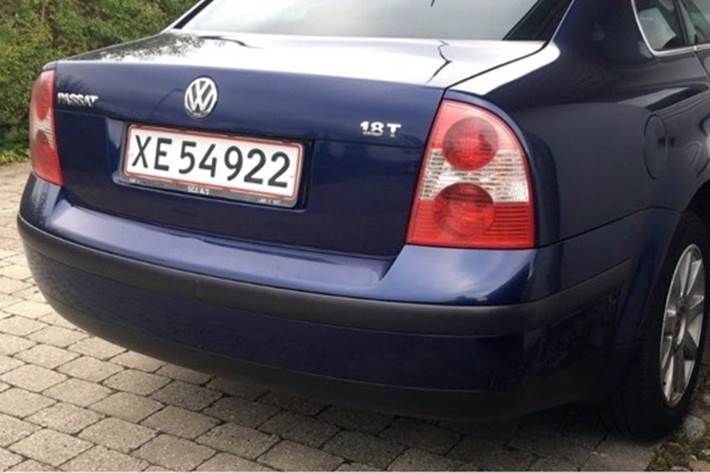 Blå VW Passat fra 2005