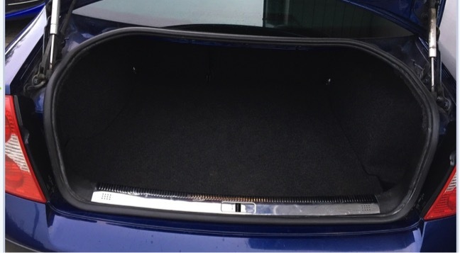 Blå VW Passat fra 2005