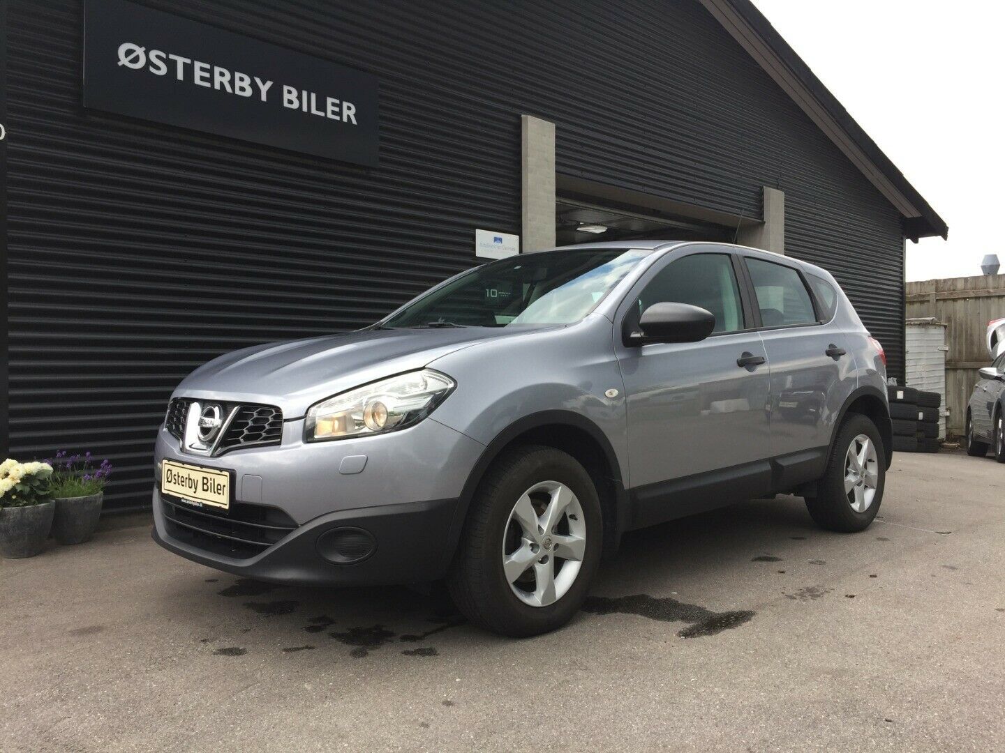 Grå Nissan Qashqai fra 2013