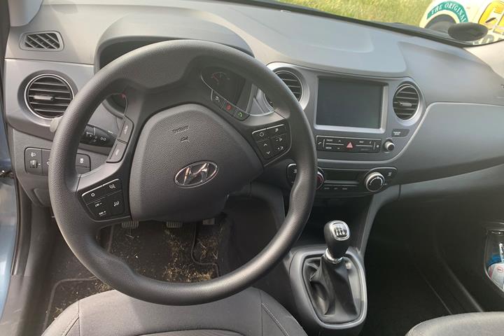 Blå Hyundai i10 fra 2017