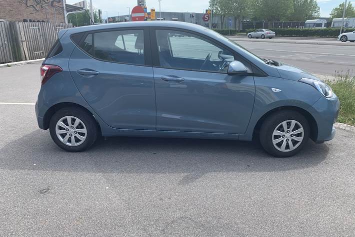 Blå Hyundai i10 fra 2017