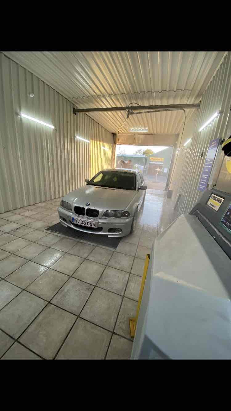 Sølv BMW 323i fra 1999