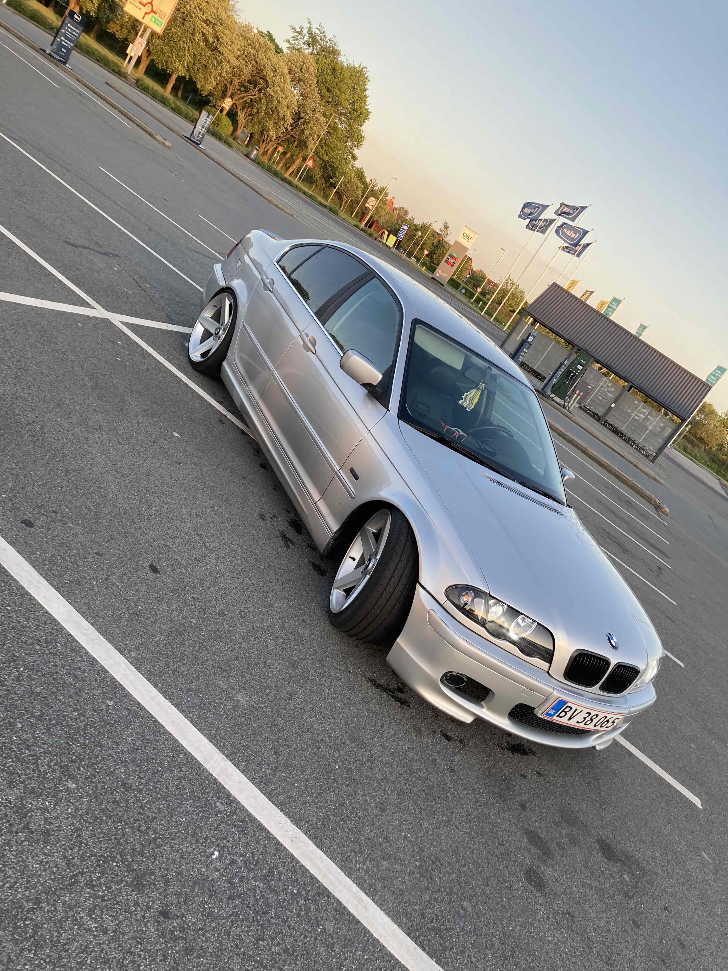 Sølv BMW 323i fra 1999