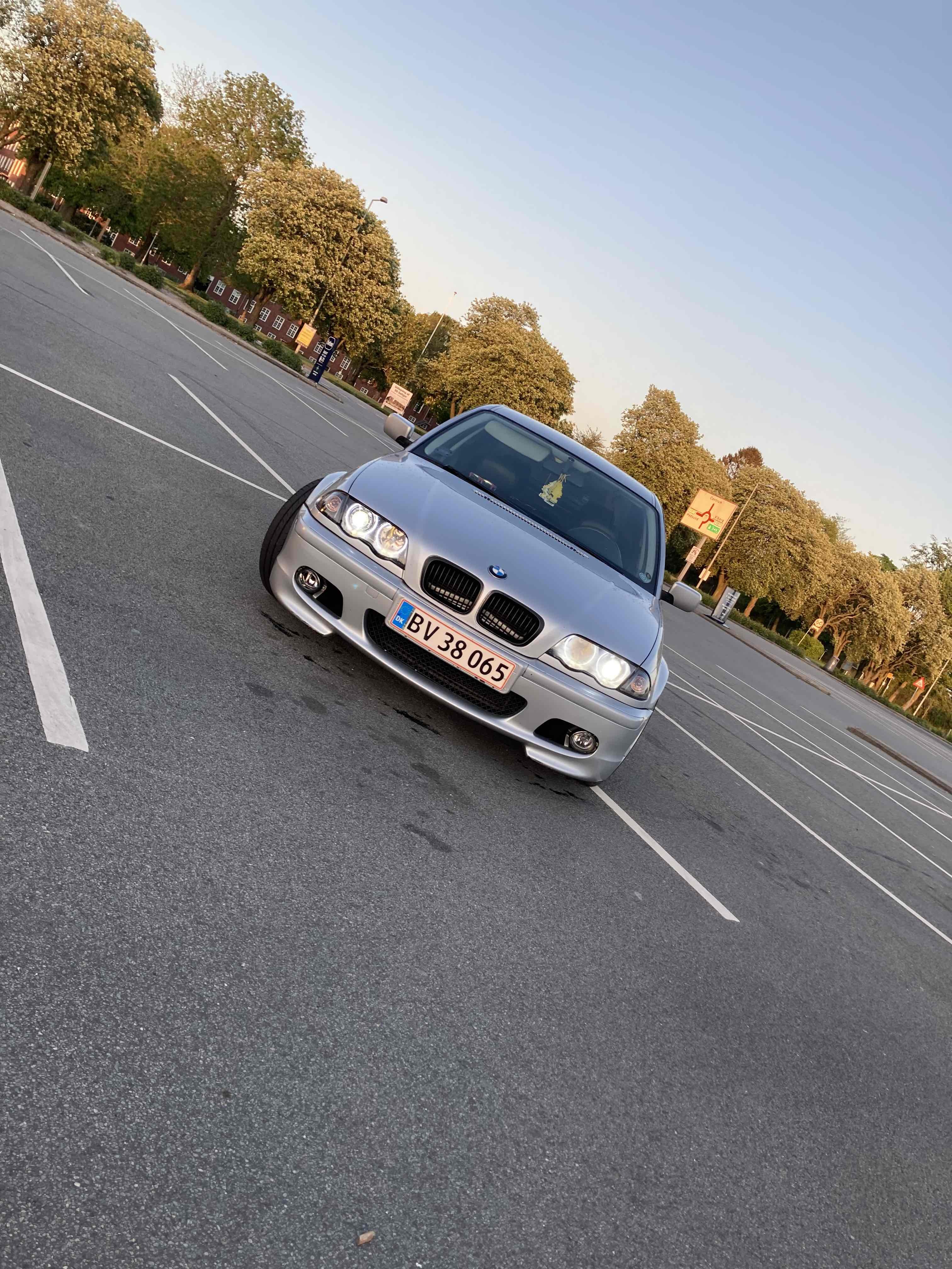 Sølv BMW 323i fra 1999