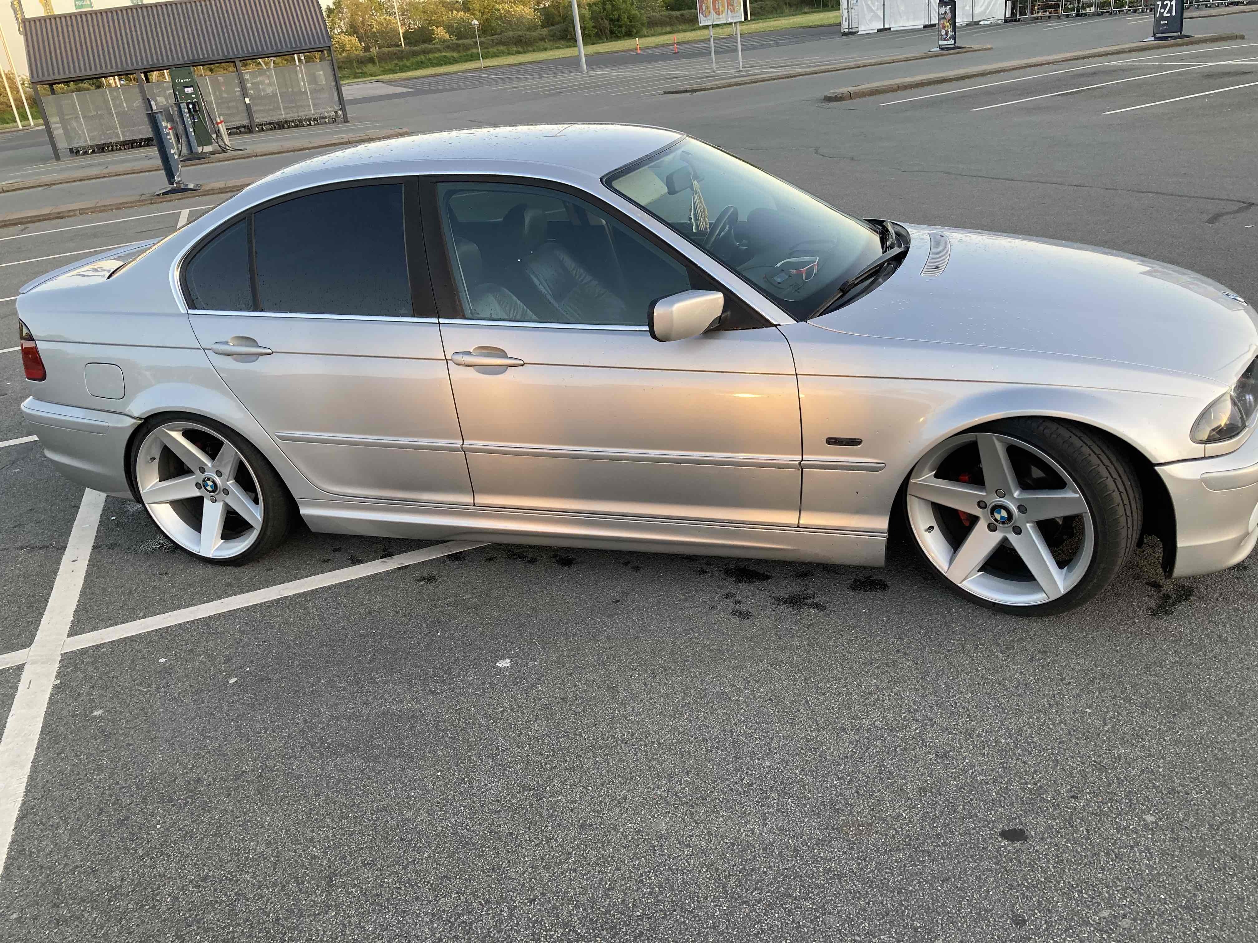 Sølv BMW 323i fra 1999