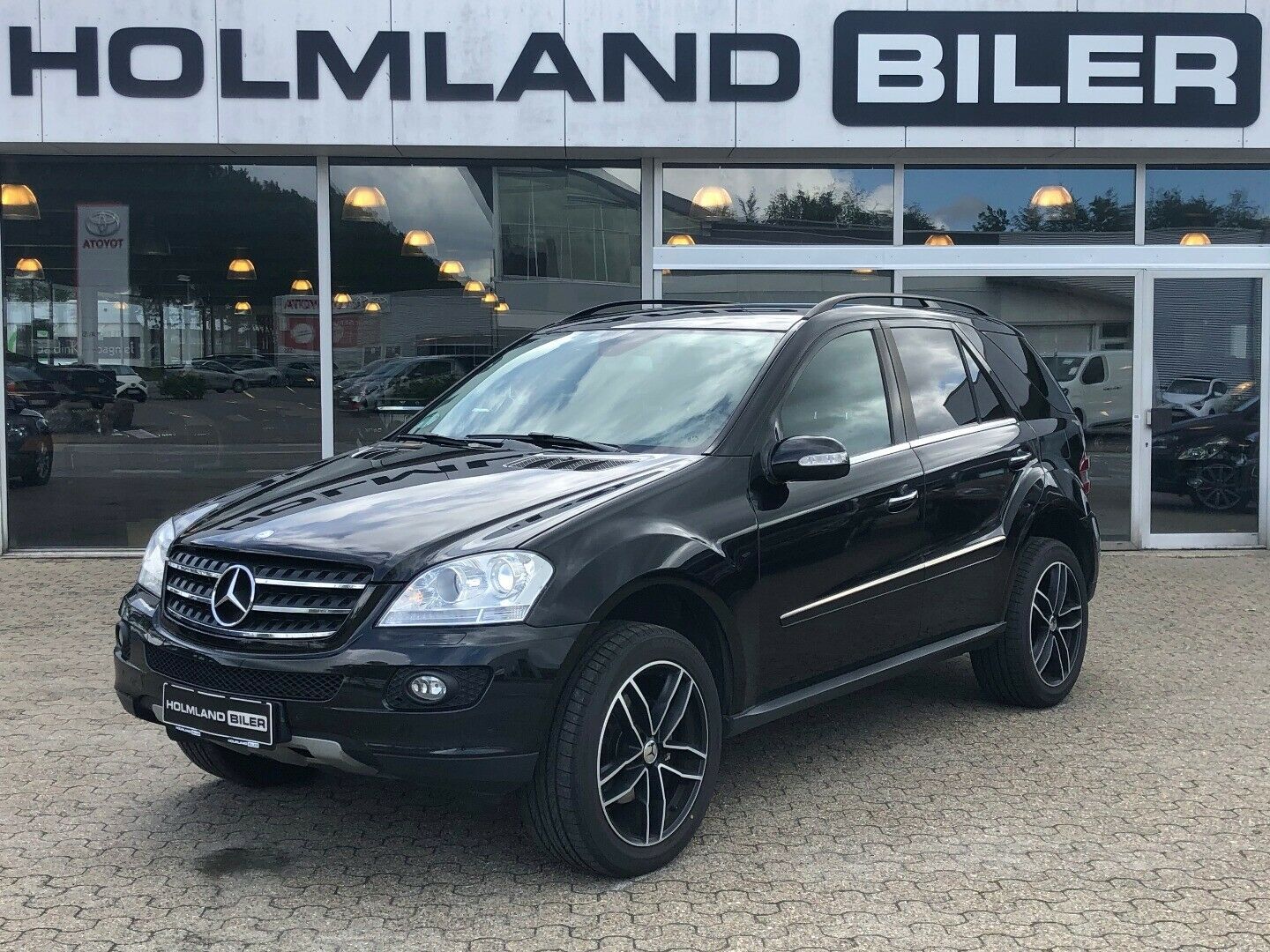 Grå Mercedes ML320 fra 2008