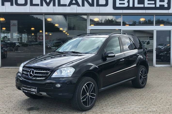 Grå Mercedes ML320 fra 2008