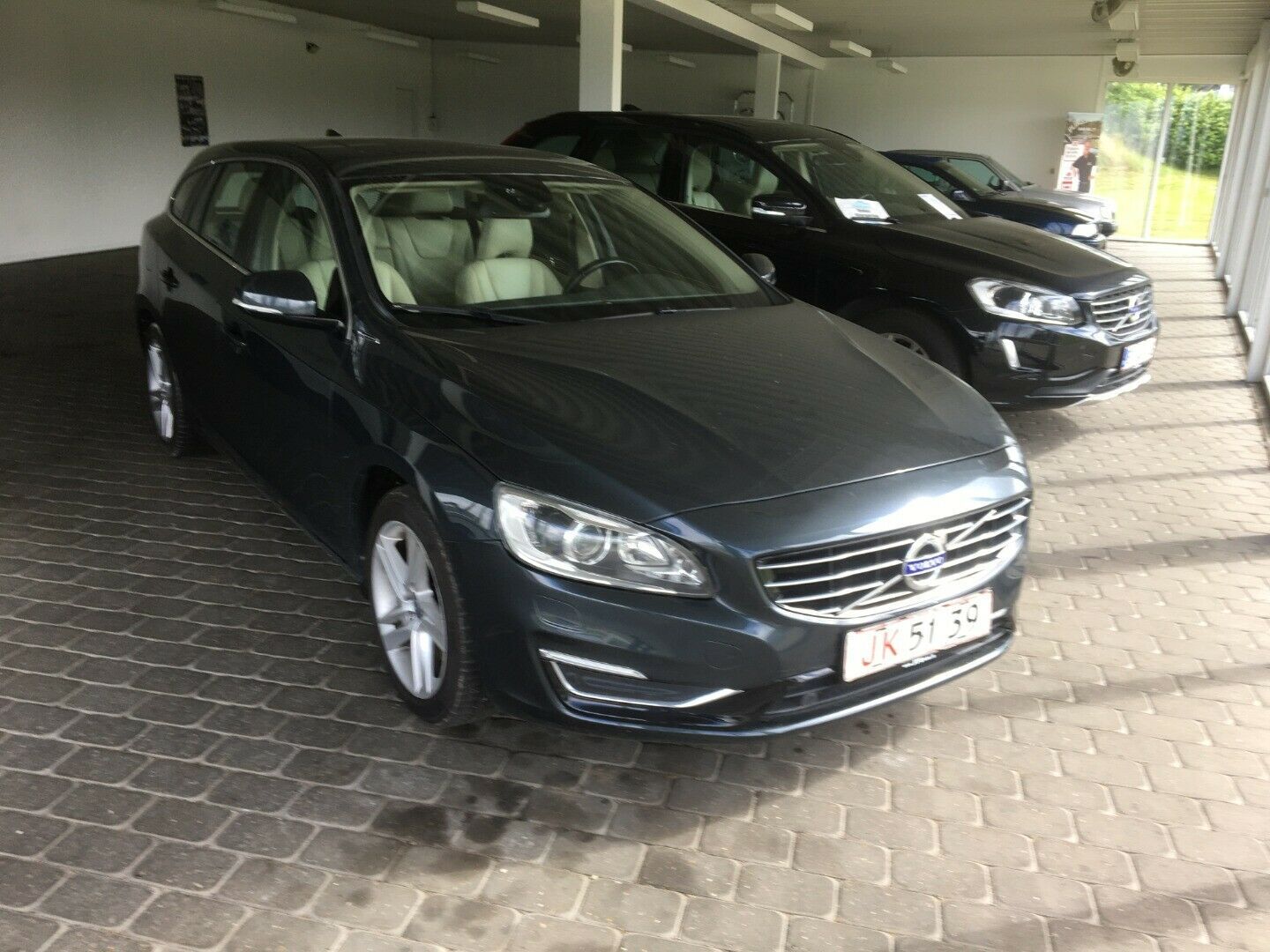 Grå Volvo V60 fra 2014