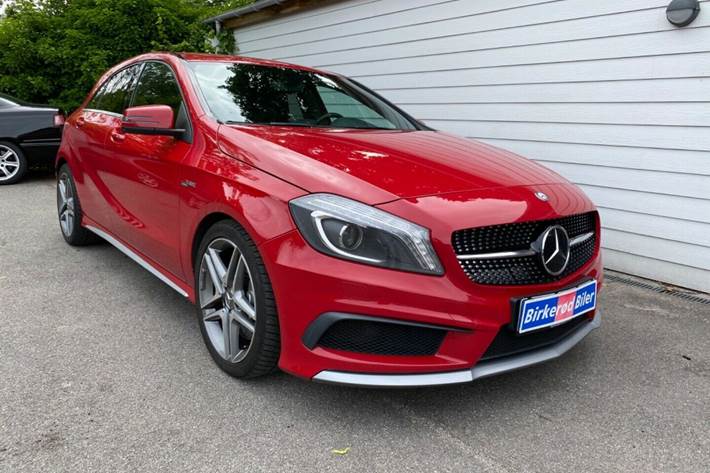 Rød Mercedes A45 fra 2014
