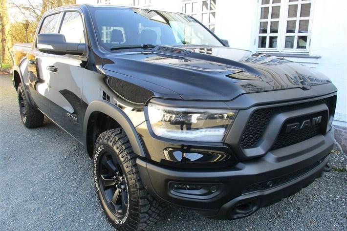 Sort Dodge RAM 1500 fra 2020