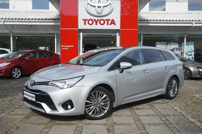 Sølv Toyota Avensis fra 2015