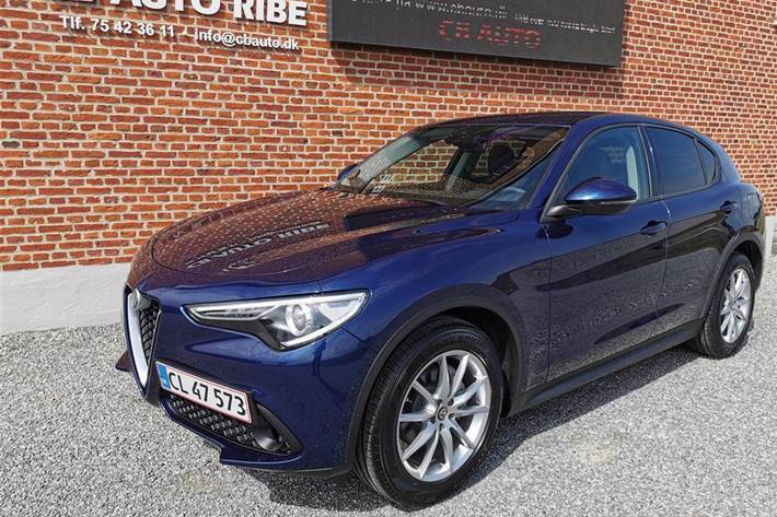 Blå Alfa Romeo Stelvio fra 2019