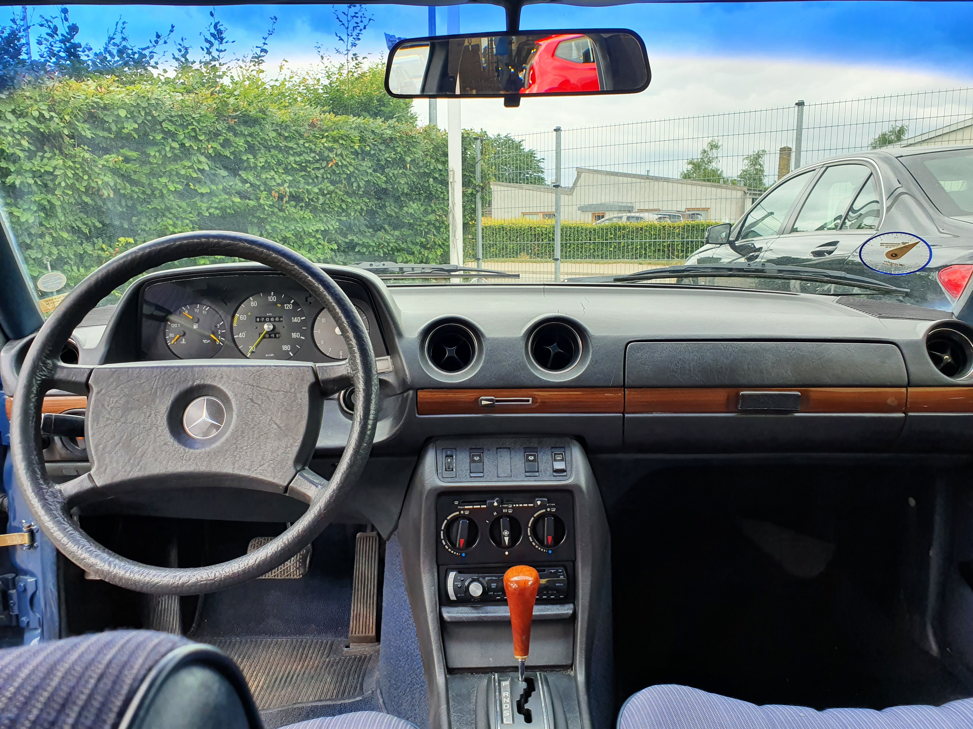 Blå Mercedes 300 fra 1982