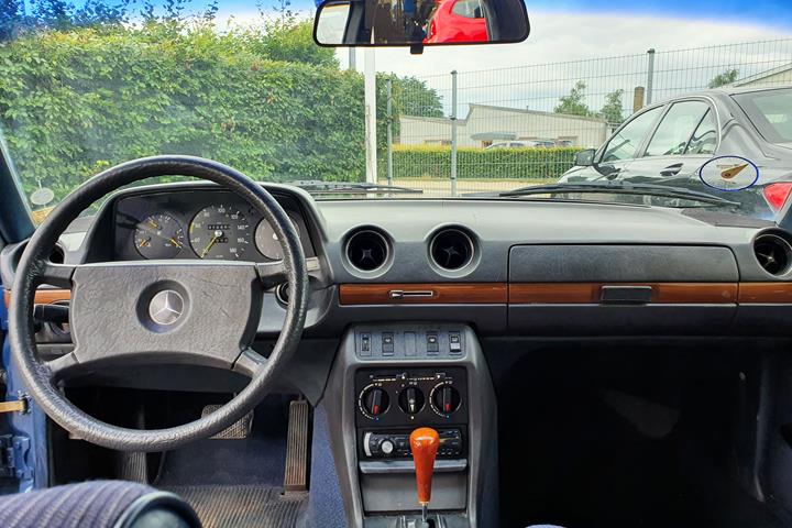 Blå Mercedes 300 fra 1982