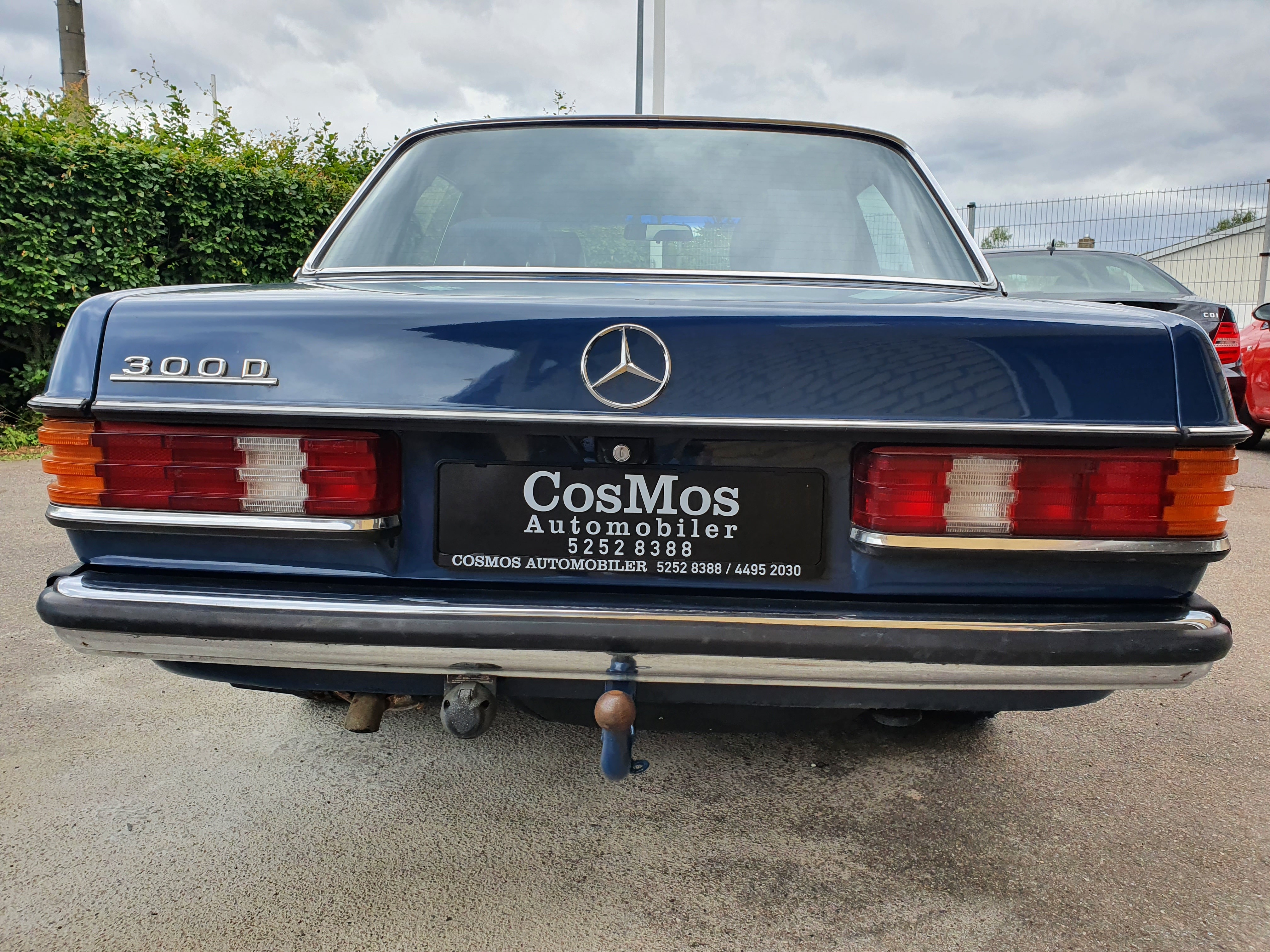 Blå Mercedes 300 fra 1982