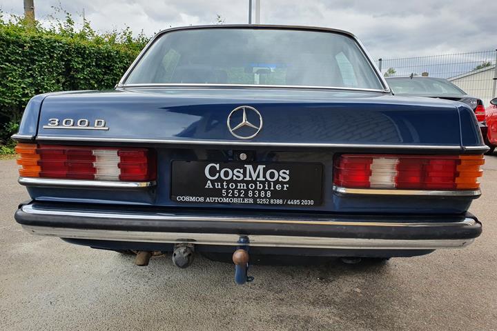 Blå Mercedes 300 fra 1982