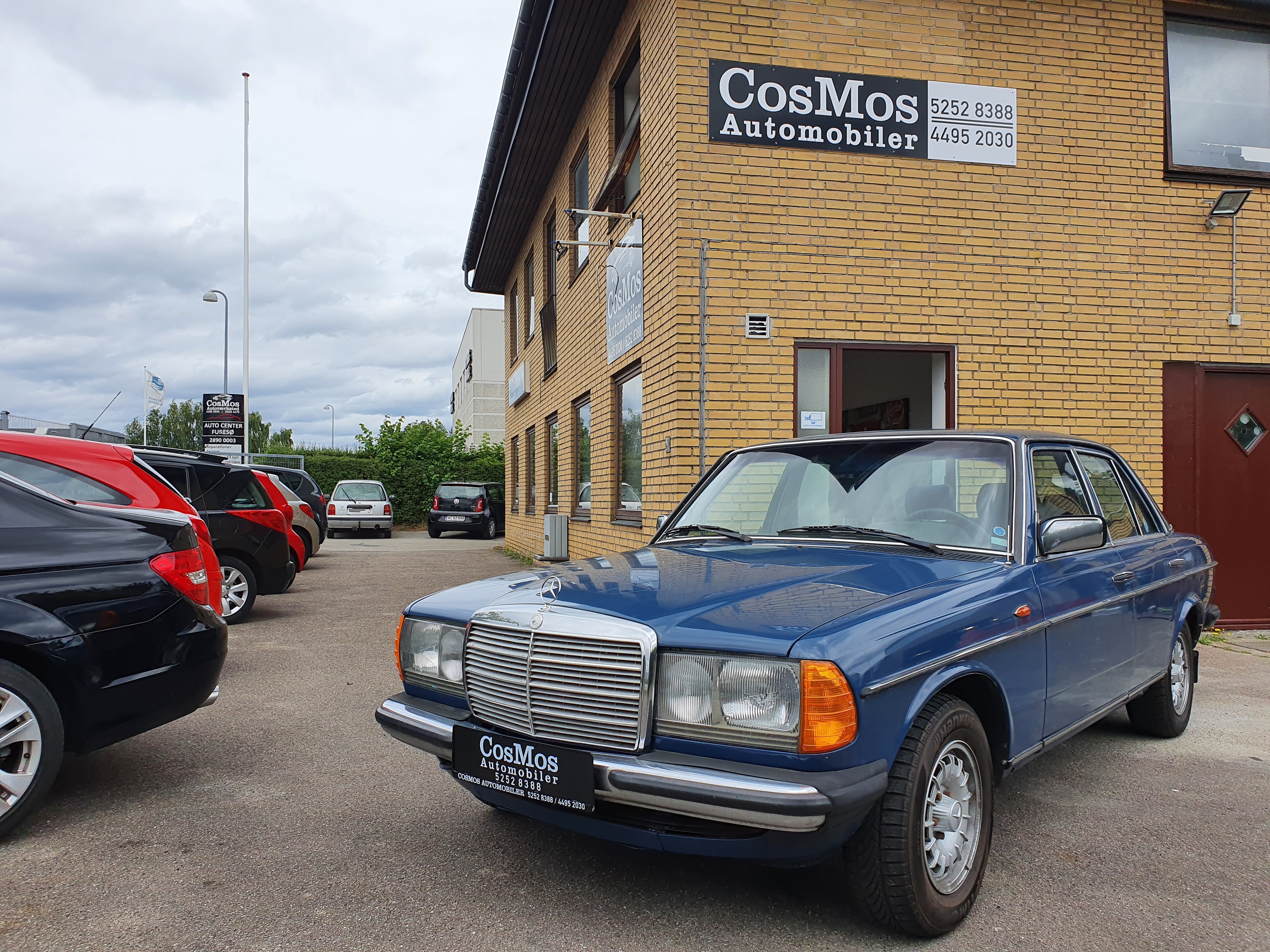 Blå Mercedes 300 fra 1982
