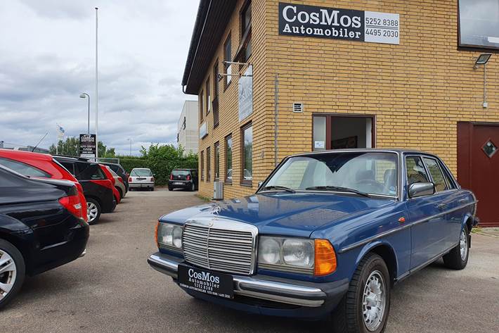 Blå Mercedes 300 fra 1982