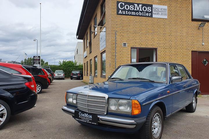 Blå Mercedes 300 fra 1982
