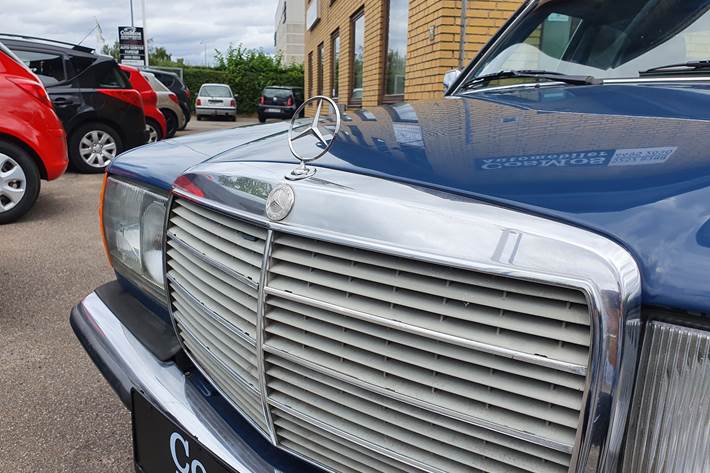 Blå Mercedes 300 fra 1982