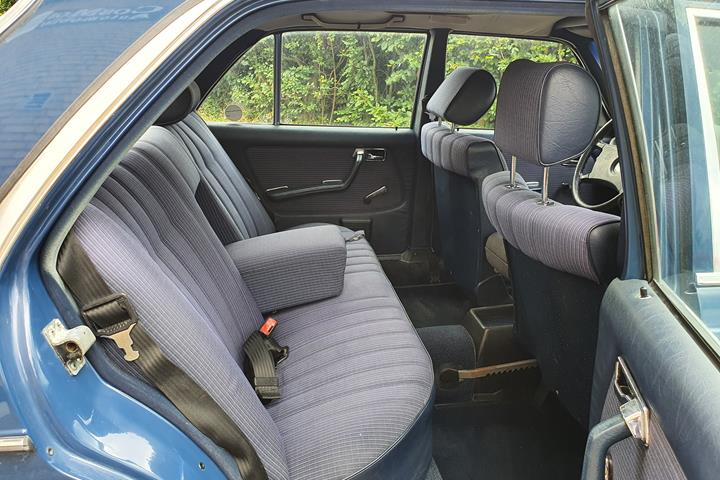 Blå Mercedes 300 fra 1982